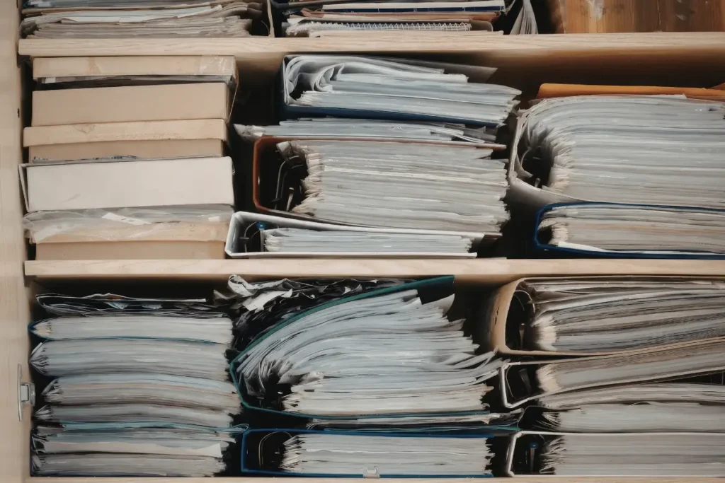 Documentos guardados em prateleira