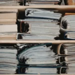 Documentos guardados em prateleira