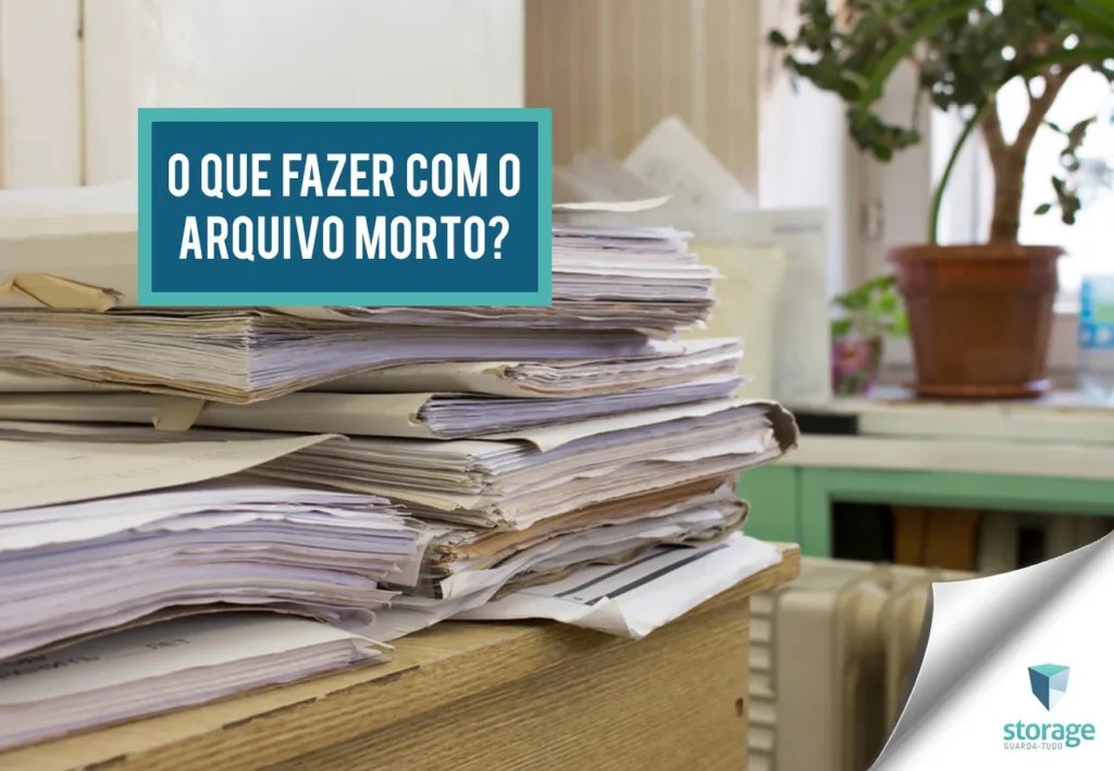 Monte de documentos empilhados em estante