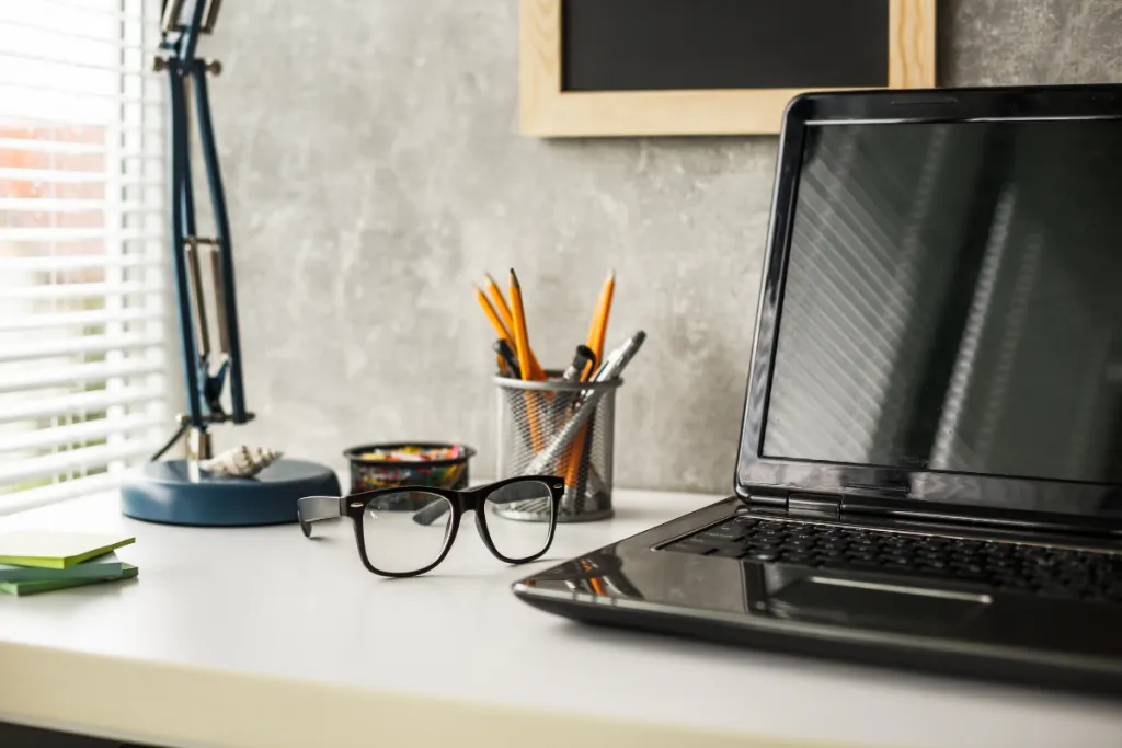 como organizar o escritório Mesa de escritório organizada com notebook e outros itens