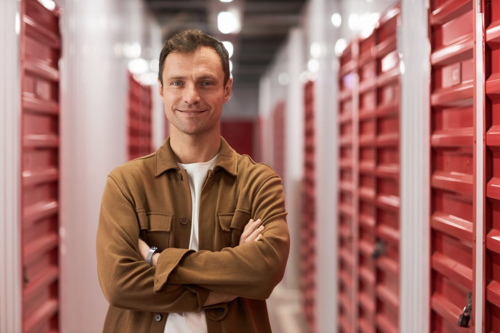 Homem de braços cruzados em um self storage