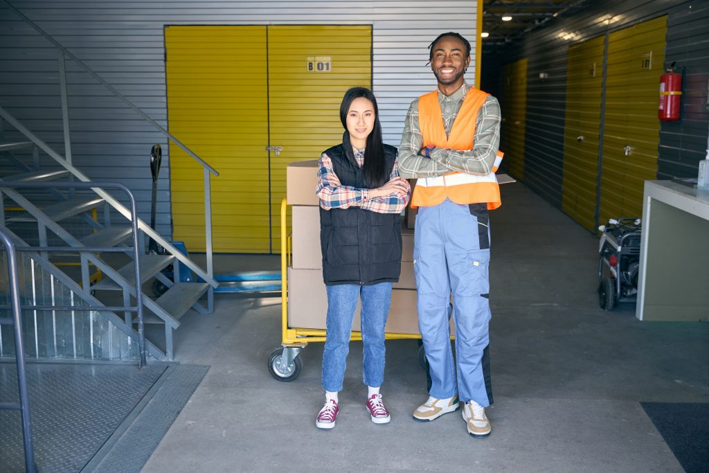 Casal posando para foto de dentro de um self storage