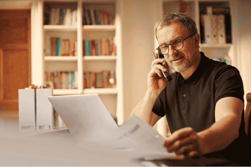 Homem falando ao telefone no escritorio