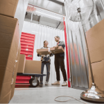 self-storage-erros Casal guardando seus pertences em um box de self storage