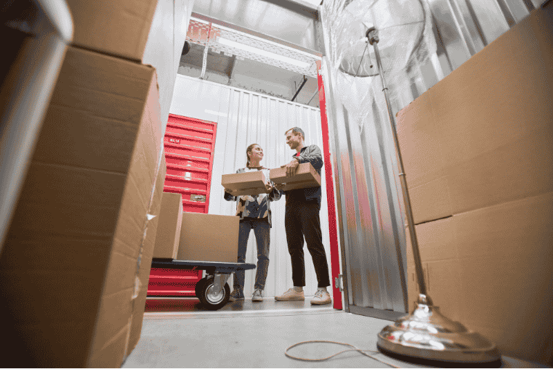 Casal guardando seus pertences em um box de self storage