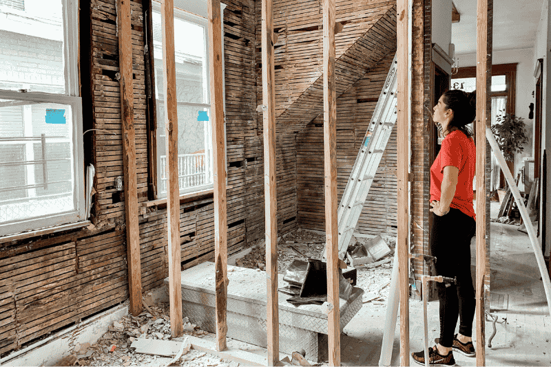 Mulher analisando casa em reforma