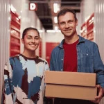 tamanho-ideal-storage Casal sorridente em um self storage