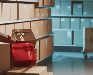 guardar-itens-natal Caixa de presente vermelha em meio a caixas comuns