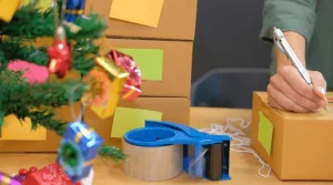 itens-de-natal Itens e presentes perto de árvore de natal