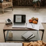 Casa organizada com computador sobre a mesa