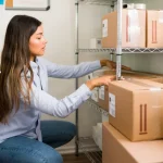 arrumando caixas self storage Mulher arrumando caixas em um self storage