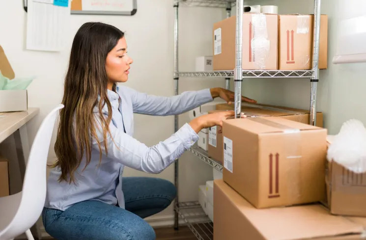 Mulher arrumando caixas em um self storage