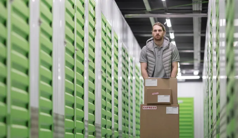 Homem transportante itens em um self storage