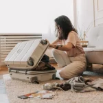 Mulher arrumando as malas para viagem