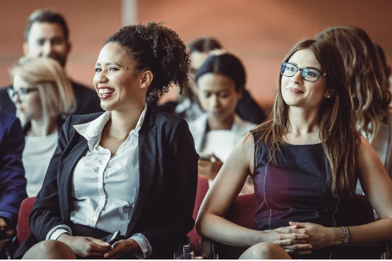 self storage eventos Pessoas sorridentes em evento