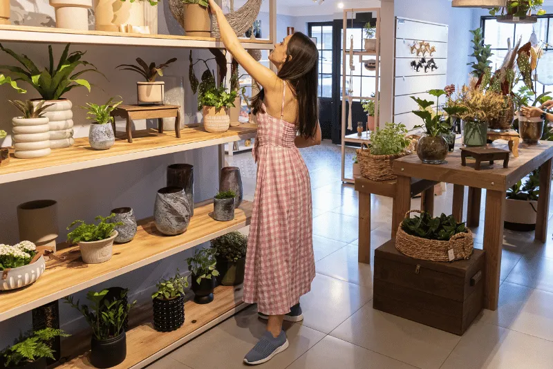 Mulher arrumando itens em sua loja