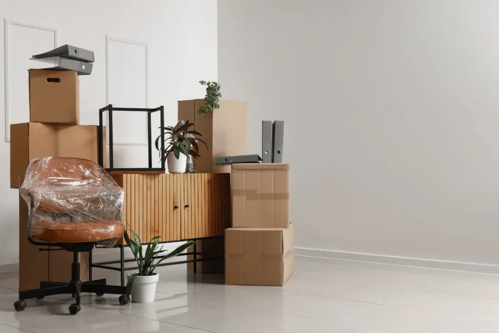 Caixas e itens de decoração em um quarto espaçoso