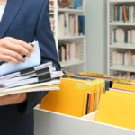 guardar-documentos-importantes Pessoa segurando pasta com vários documentos