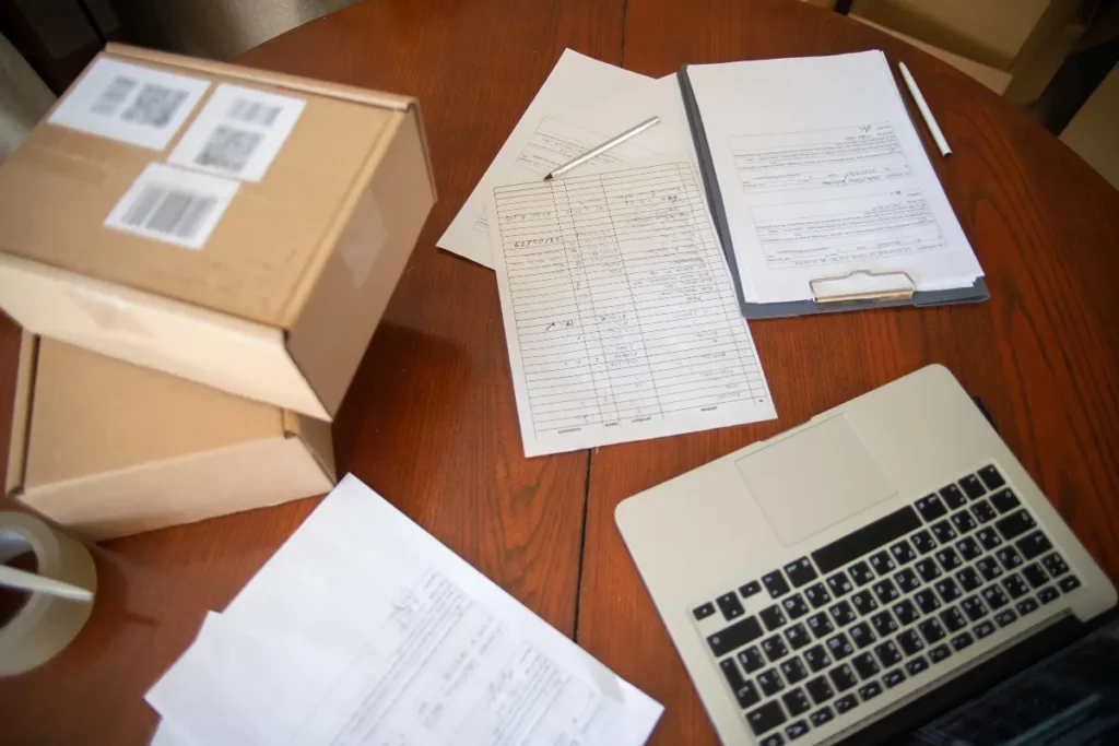 Caixas, documentos e computador sobre uma mesa