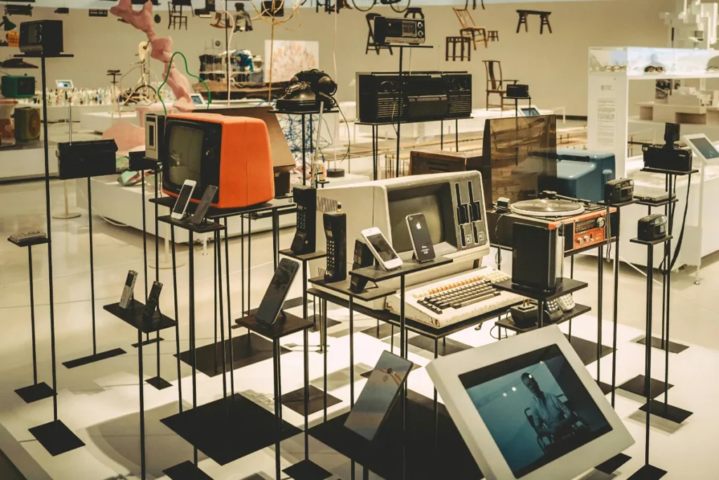 Exposição de aparelhos eletrônicos em uma sala grande