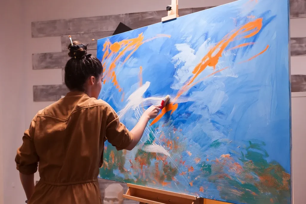 Mulher pintando quadro em ateliê