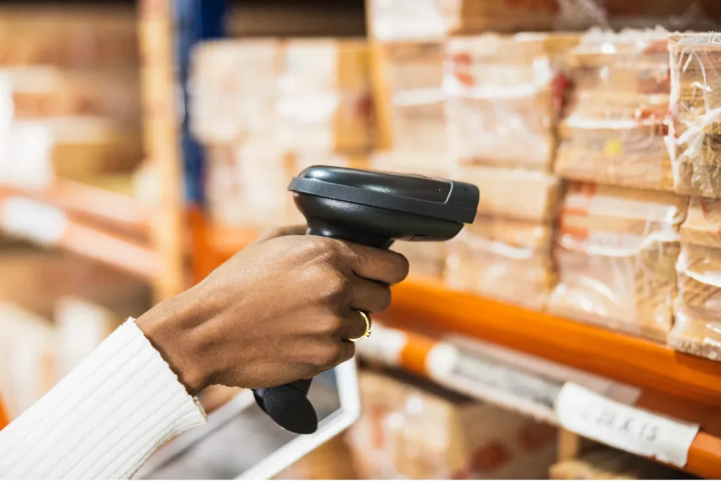 Pessoa com equipamento de monitoramento de estoque