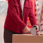 self-storage-idoso Mulher etiquetando caixa