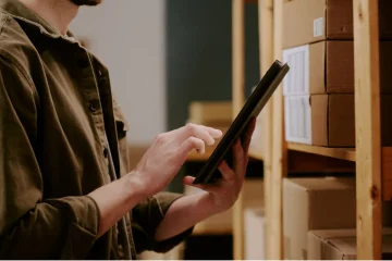 Homem fazendo inventário de seus pertences