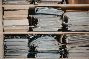 Documentos guardados em prateleira