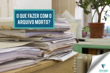 Monte de documentos empilhados em estante