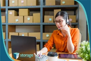 Mulher realizando atendimento em meio a estoque de loja virtual
