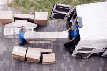 Homens colocando moveis em van para mudança