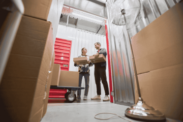 Casal guardando seus pertences em um box de self storage