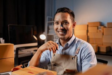 asian-business-owners-sell-products-on-websites-an-2025-01-16-22-01-32-utc