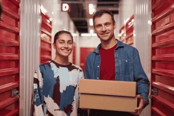 Casal sorridente em um self storage