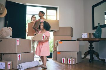 Família feliz em processo de mudança