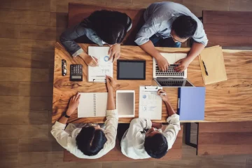 Pessoas trabalhando em escritorio