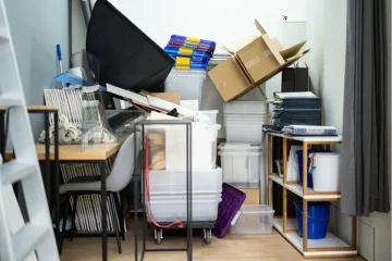 Móveis armazenados em sala pequena