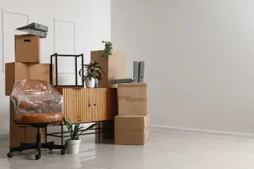 Caixas e itens de decoração em um quarto espaçoso