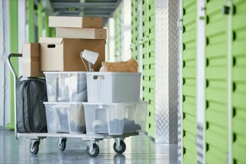 carrinho com itens a serem guardados no Self Storage