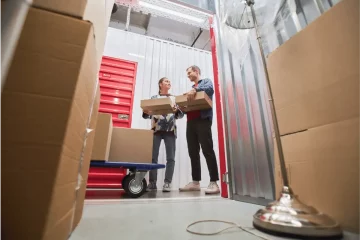 Casal guardando itens no self storage