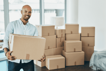 Homem com caixas para mudança